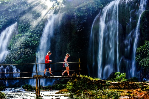 Tourists visit Ban Gioc waterfall. Photo: Nguyen Vu Hau